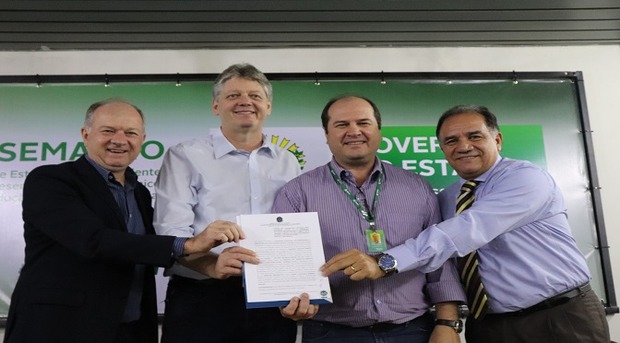 Governo e CREA-MS assinam termo para beneficiar agricultura familiar de MS Governo e CREA-MS assinam termo para beneficiar agricultura familiar de MS