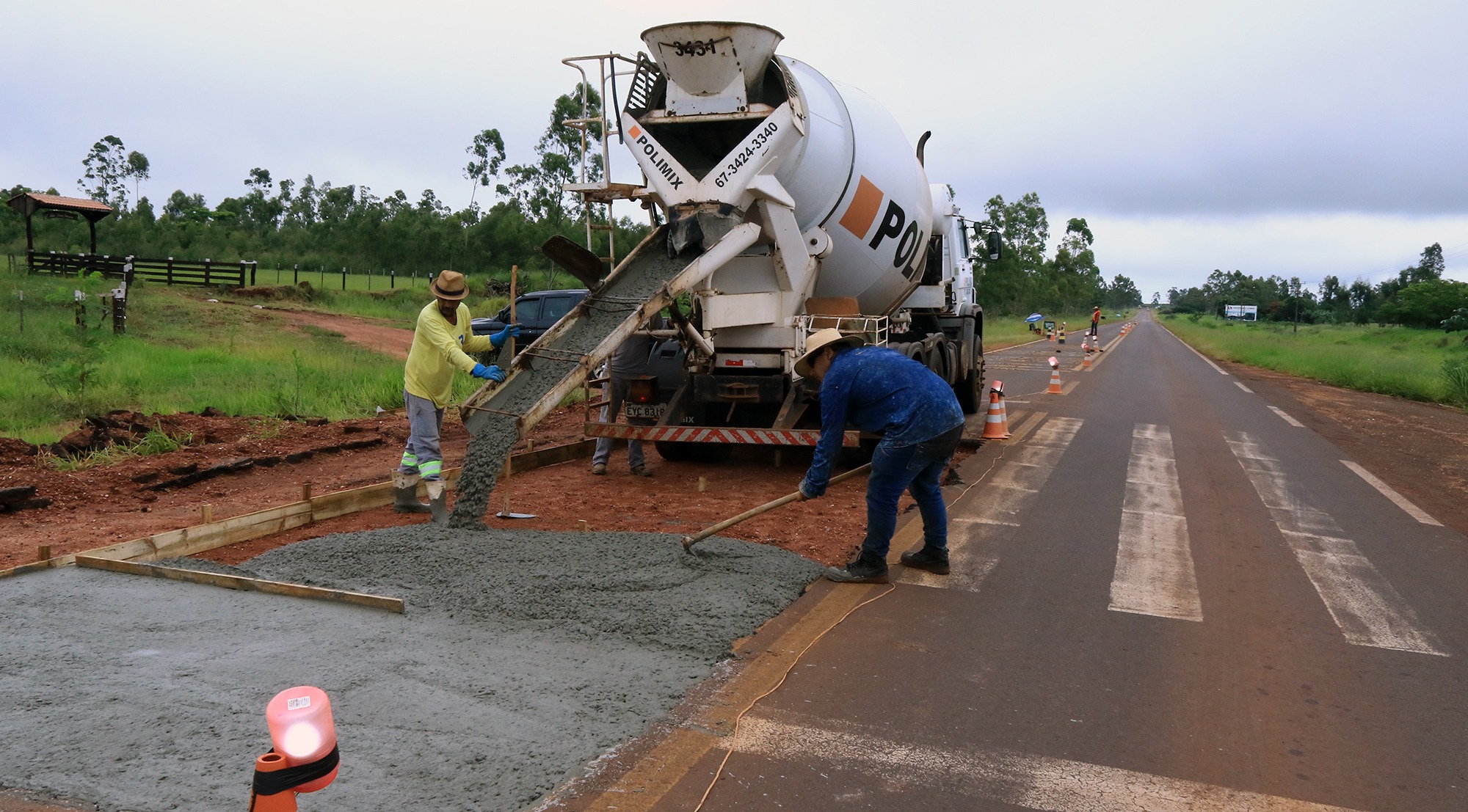 Serviço de restauração e implantação de quebra-molas na MS-164, entre Ponta Porã e Vista Alegre (BR-267). Foto: Edemir Rodrigues