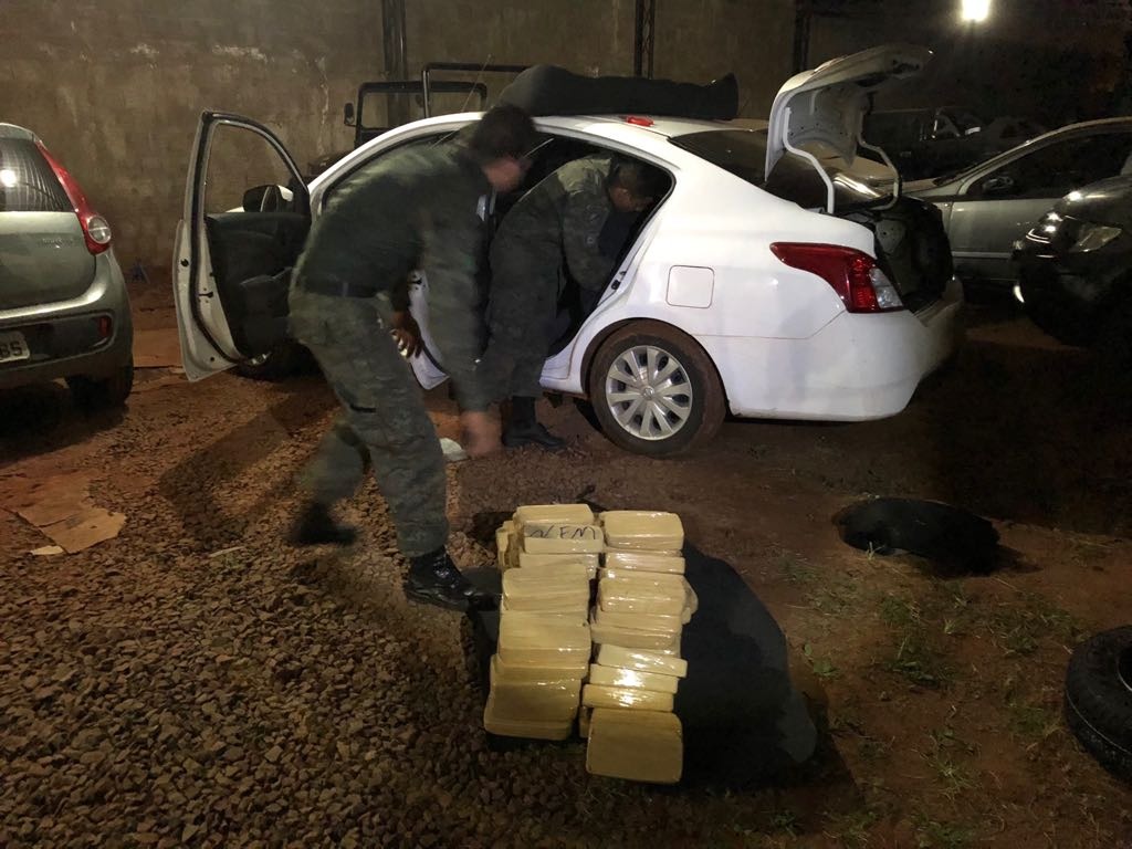 Droga sendo retirada do veículo. (Divulgação/Bope)