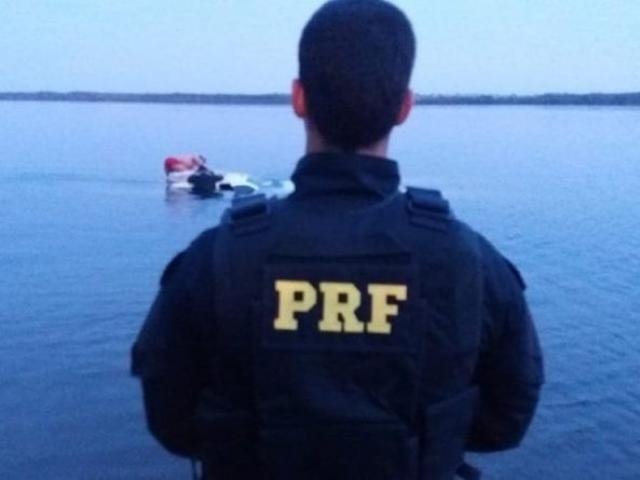 Para fugir da PRF traficante joga caminhonete com 1,5 ton de maconha no rio Paraná