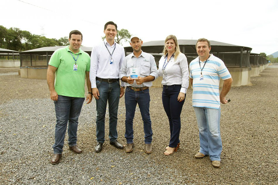 O troféu Edital Senai Sesi de Inovação à empresa Caimasul – Caimans do Sul do Pantanal sendo entregue  ao empresário Willer Girardi (Foto:Divulgação)