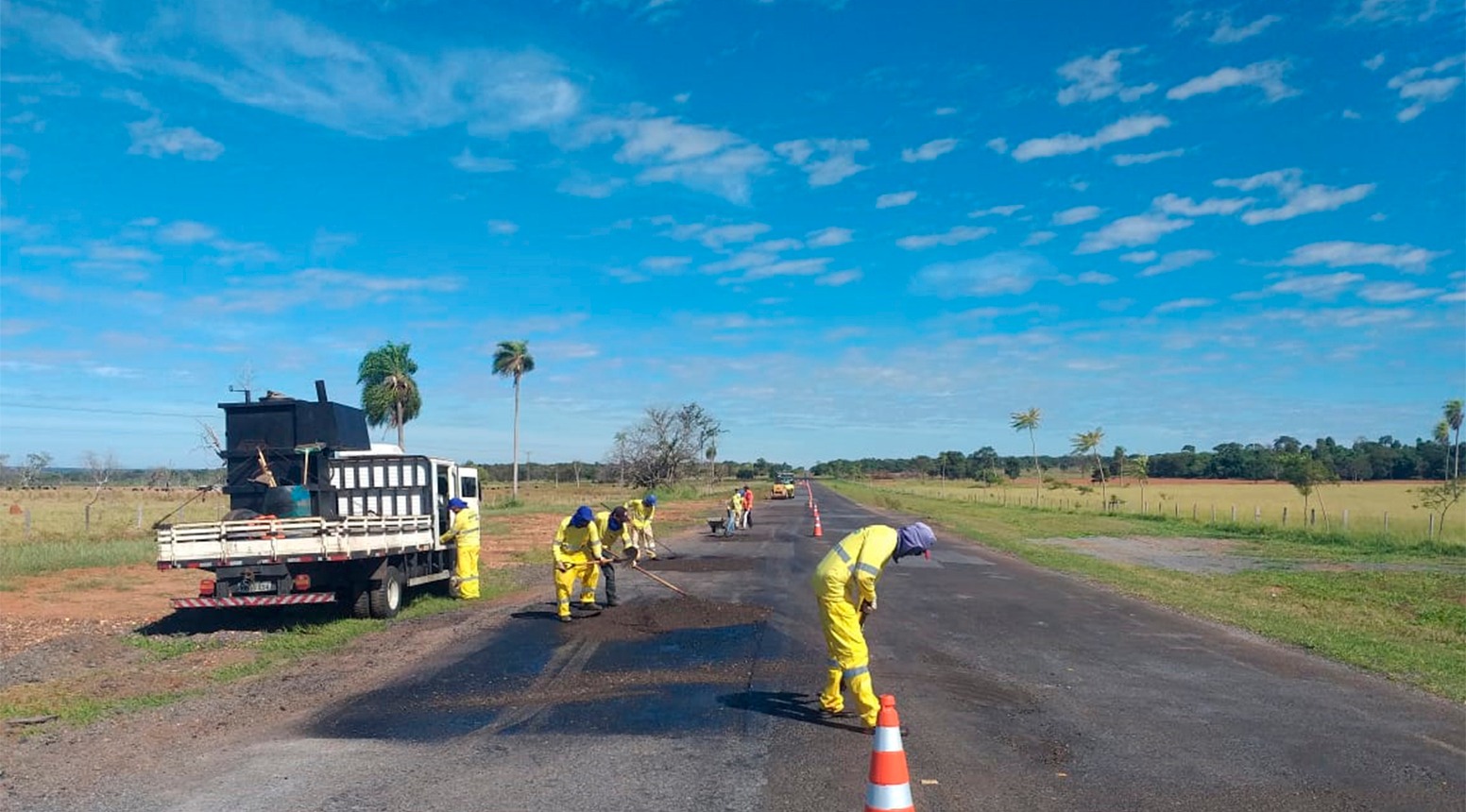 Operários trabalham no serviço emergencial na MS-384, via de intenso tráfego na faixa de fronteira. 
