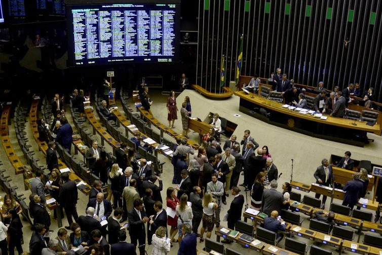 Eleições, copa e festas juninas reduzem ritmo de votações no Congresso Festas juninas podem atrapalhar ritmo de votações na Câmara dos Deputados (Wilson Dias/Agência Brasil)