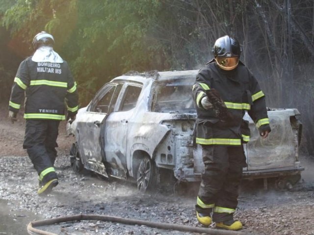 Suspeitos de execução ateiam fogo em pick-up Toro utilizada no crime Foto: Saul Schramm