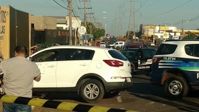 Executado era chefe de segurança da Assembleia Legislativa de MS Carro em que estava a vítima ficou com marcas de tiros; polícia no local em MS (Foto: Fabiano Arruda/ TV Morena)