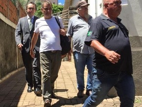 Réu por evasão de divisas, Battisti se livra de tornozeleira eletrônica Cesare (de camiseta branca) veio a Campo Grande em dezembro para colocar dispositivo eletrônico de monitoramento. (Foto: Bruna Kaspary)