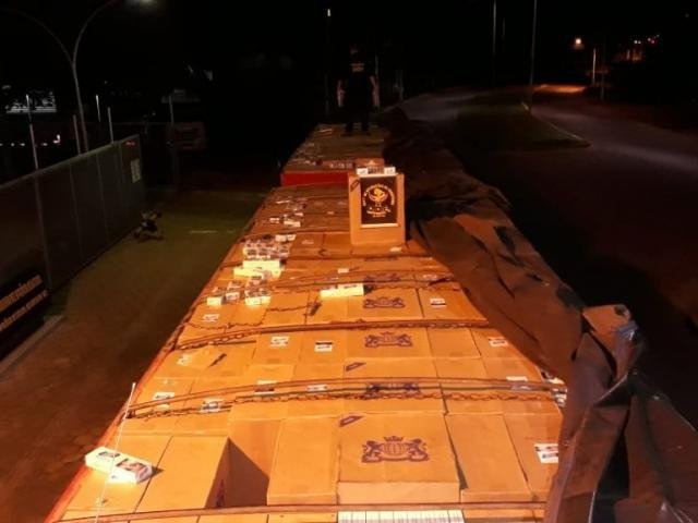 DOF apreende carreta com 47,5 mil pacotes de cigarros na MS-180 DOF/Divulgação