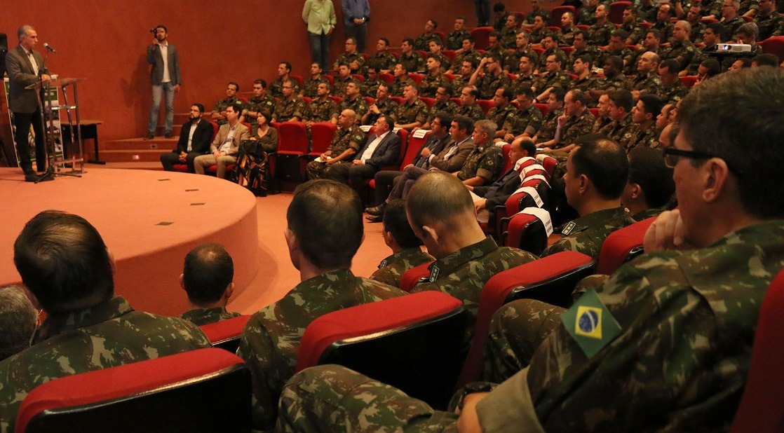 Em palestra para militares, Reinaldo Azambuja cobra presença federal nas fronteiras de MS