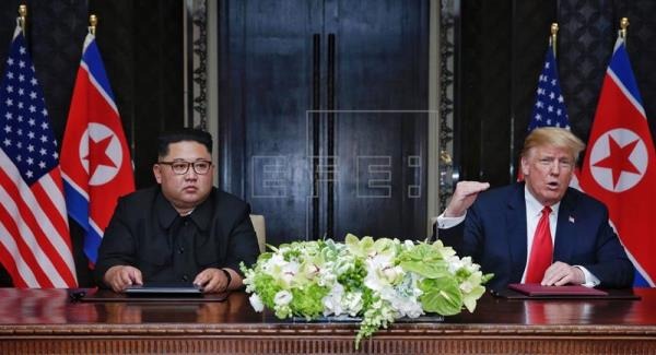 Kim e Trump assinam acordo após cúpula que "representará uma grande mudança" EFE/ Kevin Lim / cedida por The Straits Times