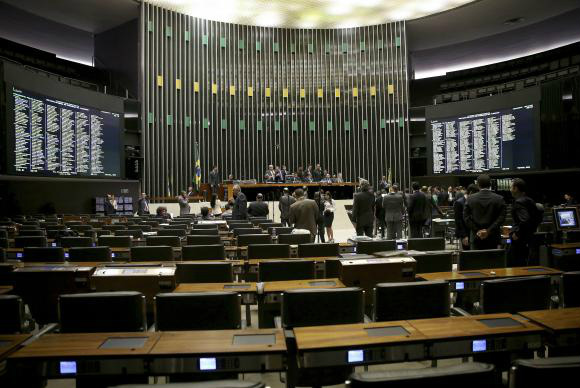Os poucos deputados presentes ao plenário aguardavam, de forma tranquila, a hora de falar da tribuna (Foto:Wilson Dias/Agência Brasil)