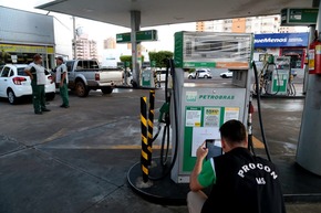 Procon fiscaliza postos de combustíveis da Capital e constata abuso de preços A ação do Procons Estadual é ampla ao exigir da empresa as notas de entrada e saída dos combustíveis e cupons de revenda dos produtos ao consumidor.