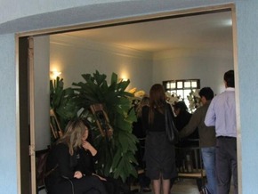 “Grande pai e profissional”, diz filho durante velório de sargento executado Amigos e familiares no velório de Ilson (Foto: Marina Pacheco)