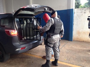 Polícia com preso da operação Paiol, em Campo Grande, MS (Foto: Osvaldo Nóbrega/TV Morena)
