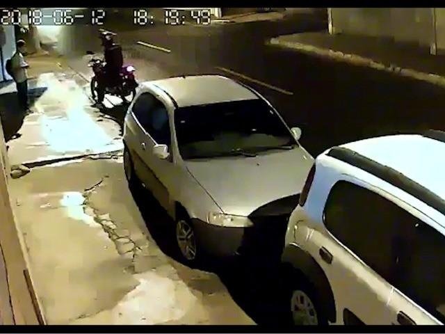Militar de 23 anos é morto ao reagir a assalto em ponto de ônibus Imagem gravada por câmeras de segurança mostram momento em que o ladrão de moto rende o militar (de camiseta branca) (Foto: reprodução / vídeo)