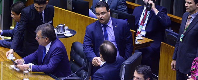 Fábio Trad cumprimenta o deputado Rodrigo Maia, presidente da Câmara. Foto: Cláudio Araújo.
