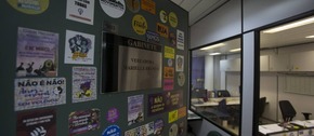 Polícia investiga se Marielle Franco era alvo de escuta Sob suspeita. O gabinete de Marielle Franco: assessores perceberam, na volta do recesso de fim de ano, que placas no teto foram alteradas, e temem escuta - Alexandre Cassiano / Alexandre Cassiano/20-3-2018