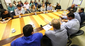 Vereadores discutem projeto para alteração no perímetro urbano dos distritos Secretário Carlos Dobes explicou aos vereadores as mudanças conforme o projeto (Foto: Assessoria)