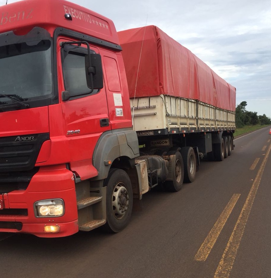 PM apreende carreta com 900 caixas de cigarros contrabandeados PM apreende carreta com 900 caixas de cigarros contrabandeados