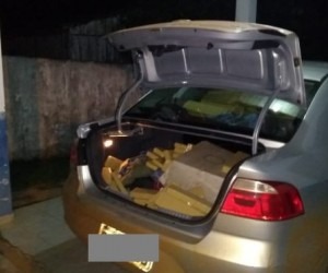 Motorista fura bloqueio policial e abandona carro com 622 quilos de maconha Maconha estava dentro do carro e no porta-malas - Divulgação / PM