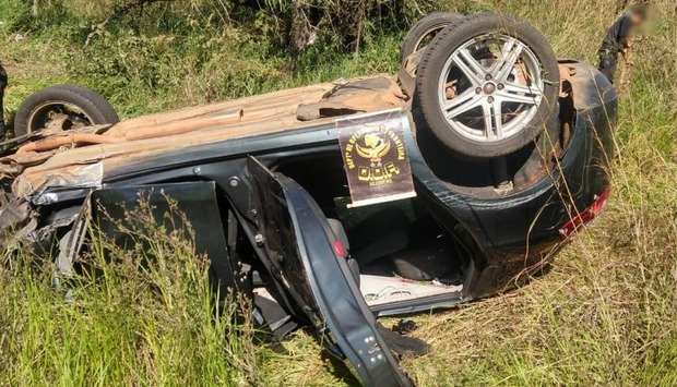 Homem fura bloqueio com carro roubado e capota várias vezes em rodovia (Divulgação/DOF)