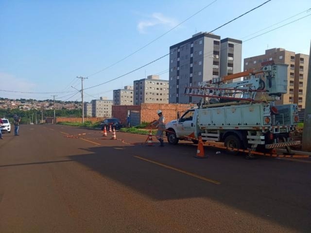 Idoso fica preso, após fio elétrico cair em cima de carro na frente de sua casa (Foto: Maressa Mendonça)