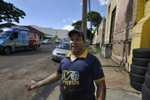 Borracheiro que ajudou idoso atropelado já presenciou três acidentes, dois deles fatais. (Foto: Marcelo Calazans)