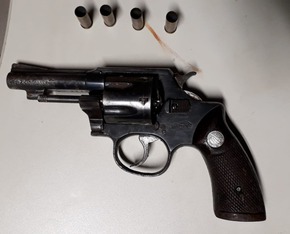 'Tenho dor nas mãos', diz suspeito de latrocínio quando questionado porque não trabalha ao invés de roubar Arma usada no latrocínio contra militar em MS (Foto: PM/Divulgação)