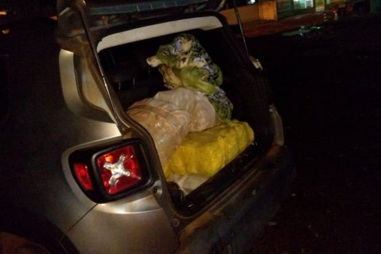 PM localiza carro roubado com maconha na BR 463