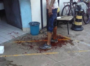 Pintor apanha em briga, recusa atendimento médico e é preso por desacato Mesmo ferido, homem que se envolveu em briga recusa atendimento médico e acaba preso por desacatar policiais. (Foto: Renan Nucci)