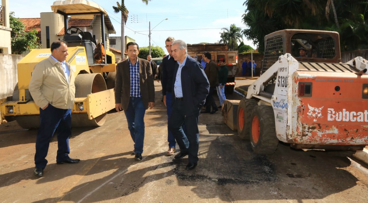 Reinaldo Azambuja destaca parceria com os 79 municípios e diz que governo não tem partido Acompanhado do prefeito Edinho, governador acompanha início das obras de pavimentação em Anaurilândia