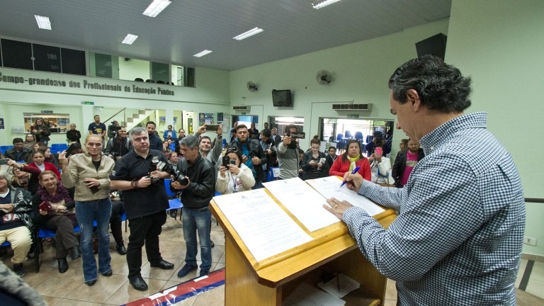 Prefeito sanciona lei para instituir eleições para diretores nas escolas da Reme