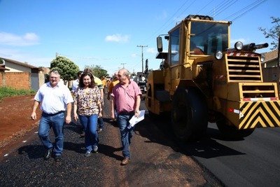 Prefeita Délia Razuk e secretário Tahan em vistoria as obras de asfalto no conjunto residencial Monte Carlo – A.Frota

