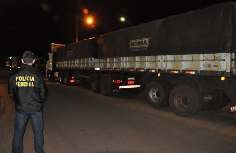 PF apreende comboio com 11 carretas de cigarros do Paraguai Segunda maior apreensão de cigarros feita pela Policia Federal de Naviraí. (Foto: Umberto Zum/Ta Na Mídia Navirai)