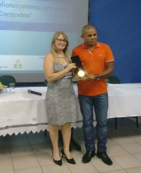 A bibliotecária Assunta Maria Bortolon, servidora da Gerência de Educação da Prefeitura de Naviraí é condecorada com a medalha Rubens Borba de Moraes (Foto:Divulgação)