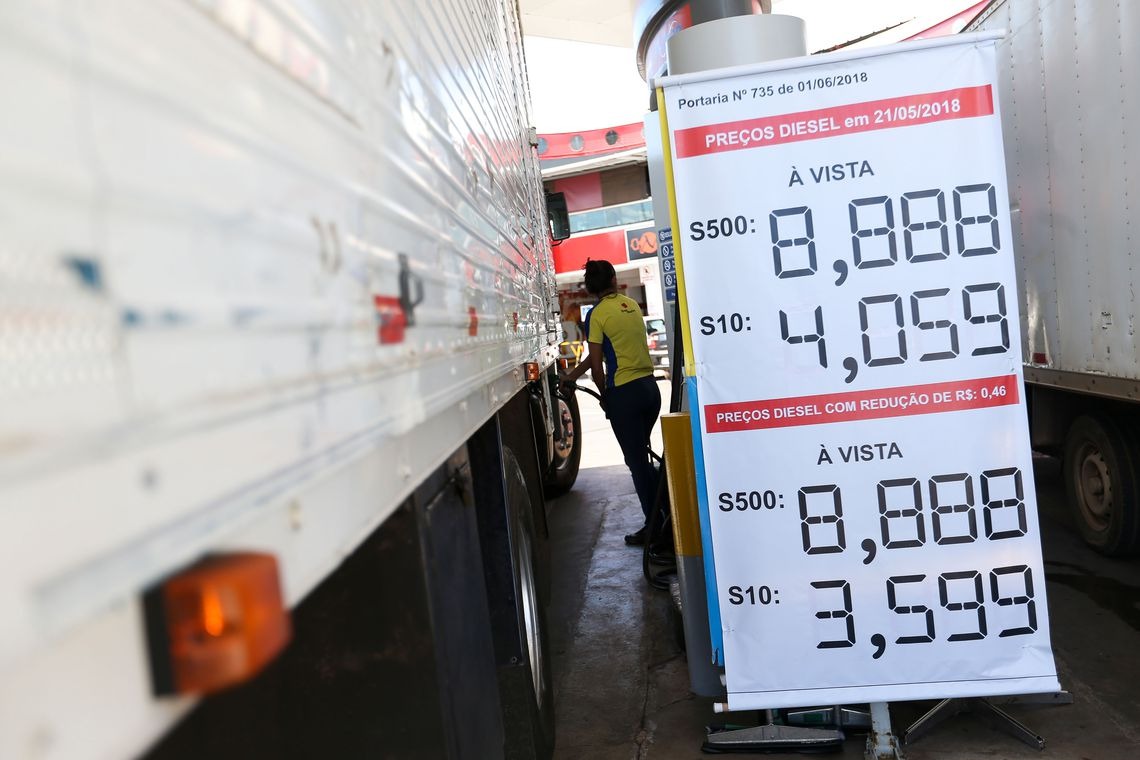 Preço do diesel diminui, mas ainda não chega às bombas R$ 0,46 menor Postos do DF começam a ajustar os preços do diesel com a redução de R$ 0,46./Marcelo Camargo/Agência Brasil