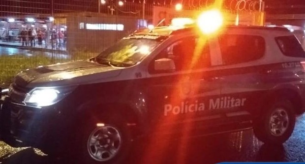 Após briga, homem soca mulher em tabacaria e acaba preso Após briga, homem soca mulher em tabacaria e acaba preso