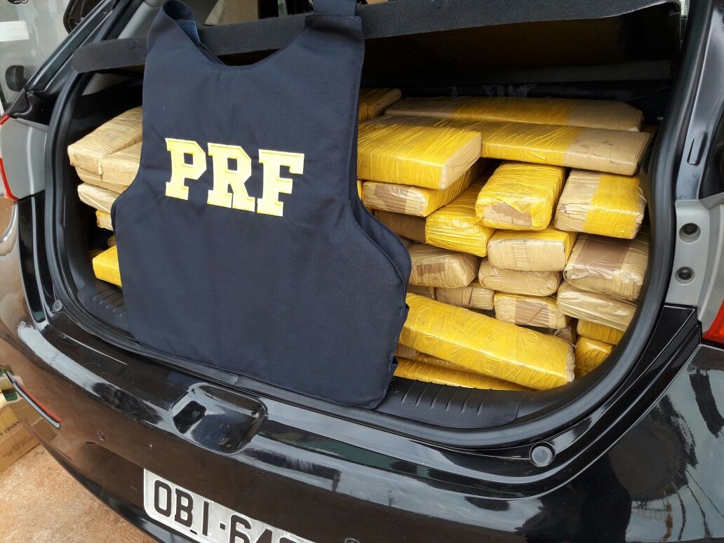 PRF apreende veículo com 360 kg de maconha, após perseguição PRF apreende veículo com 360 kg de maconha, após perseguição