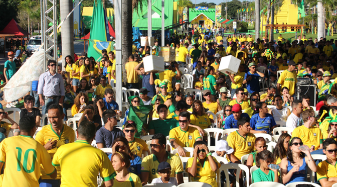 erá oferecida toda estrutura para a população assistir aos jogos do Brasil na Copa na praça do Rádio. Foto: Maria Caroline Palieraqui