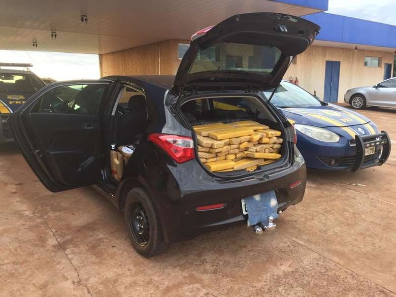 Homem é preso após abandonar HB20 com maconha na BR-463 Homem é preso após abandonar HB20 com maconha na BR-463