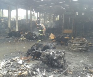 Mais de 165 mil litros de água foram usados para combater incêndio em depósito Depósito foi totalmente destruído pelas chamas - Gerson Oliveira