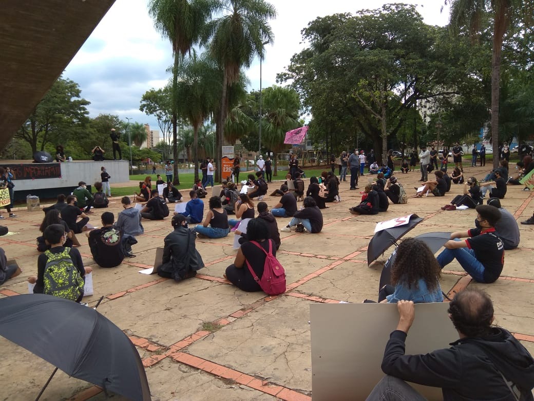 Manifestantes vão a Praça do Rádio e pedem fim da violência contra negros e indígenas Manifestantes vão a Praça do Rádio e pedem fim da violência contra negros e indígenas