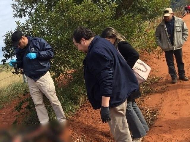 Dado como morto, jovem surpreende a família ao aparecer no próprio velório Policia Técnica da Polícia Nacional do Paraguai no local onde foi encontrado o corpo carbonizado. Foto: Porã News