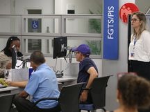 Saques para quem tem mais de 57 anos começam nesta segunda-feira