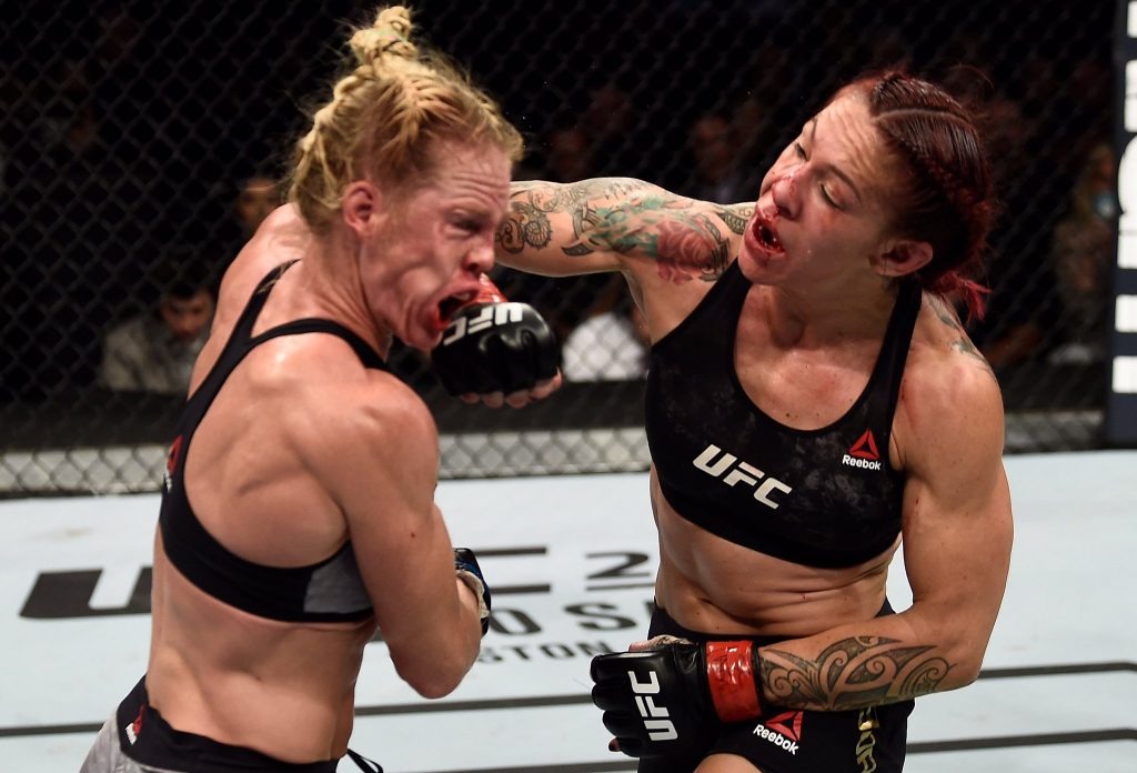 Cyborg venceu após cinco rounds – Foto: Getty Images