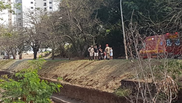 Motociclista perde o controle e cai dentro do Córrego Prosa na Capital Foto: Evelin Cáceres, Jornal Midiamax.