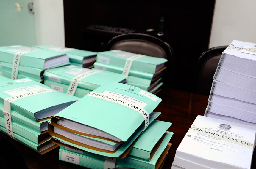 Os volumes com 12.044 páginas foram protocolados na Secretaria-Geral da Mesa do Senado (Foto: Moreira Mariz/Agência Senado)