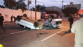 Justiça converte em preventiva prisão de jovem que entrou na contramão e matou casal de idosos Carros com as quatro rodas para cima após colisão em Campo Grande, MS (Foto: José Aparecido/ TV Morena)