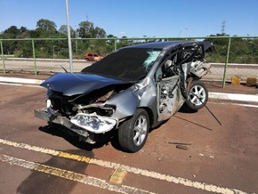 Moradores do PR ficam gravemente feridos após acidente em MS causado por adolescente em fuga da polícia Carro em que estavam as vítimas ficou destruído (Foto: Polícia Civil/Divulgação)