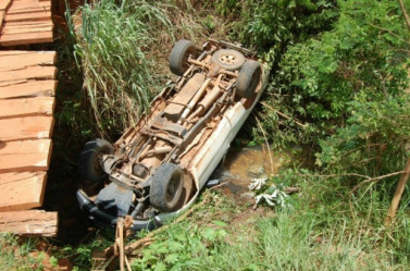 Caminhonete tombou na tarde de segunda-feira - Foto: Acácio Gomes/Nova News