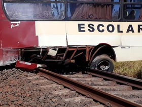 Ônibus escolar para em trilho, crianças descem e veículo é atingido por trem em MS Ônibus escolar para em trilho, crianças descem e veículo é atingido por trem em MS